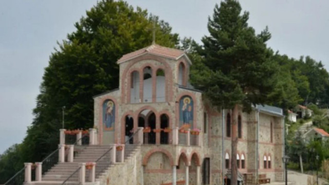 В навечерието на Кръстовден, хиляди вярващи се стичат на Кръстова гора