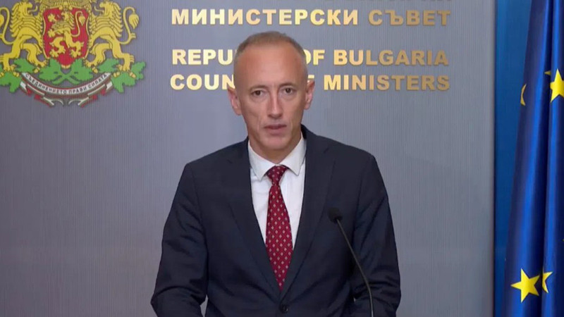 Министър Вълчев ще открие новата учебна година в две училища