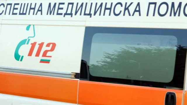 Автобус мина на червено и блъсна кола в София, загина 77-годишен мъж