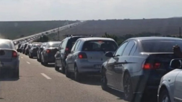 Ремарке гори на АМ "Тракия". Движението е затруднено