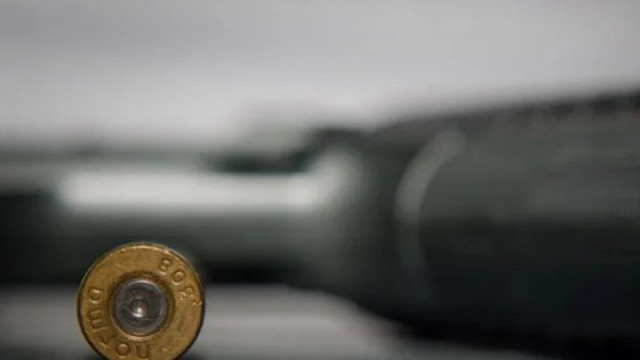 Майката на задържаното за стрелба в училище дете се е