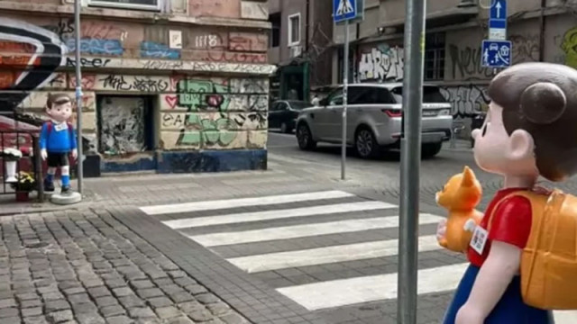 Кукли с размерите на дете карат шофьорите да намаляват на ул. "Гурко", където беше убит Филип Арсов