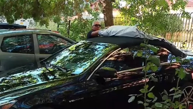 Ново ТикТок предизвикателство? Младежи потрошиха автомобил и се снимаха с него