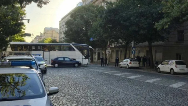 Заради акцията на ПП-ДБ, полицията препречи бул. "Дондуков" с бял автобус