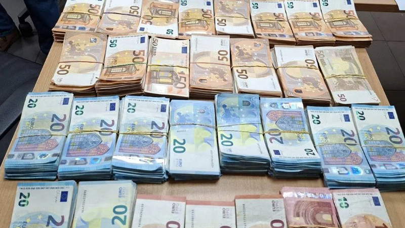 Митнически служители откриха недекларирани близо 100 000 евро на "Капитан Андреево"