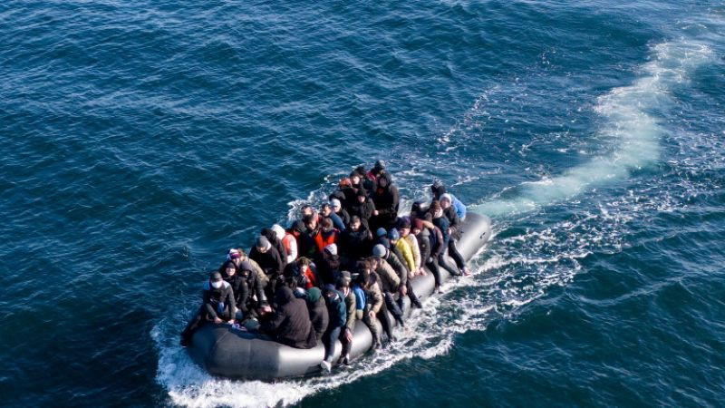 Великобритания върна първи мигрант във Франция по ново споразумение