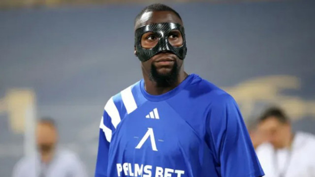 Темата за трансфер на тарана на Левски Мустафа Сангаре продължава