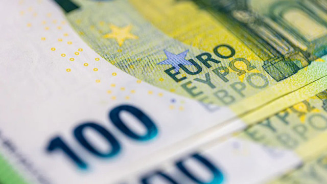 Първа фирма у нас дава фишове и в лева, и в евро