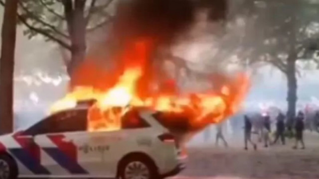 Нидерландската полиция е използвала водно оръдие за да разпръсне събрали