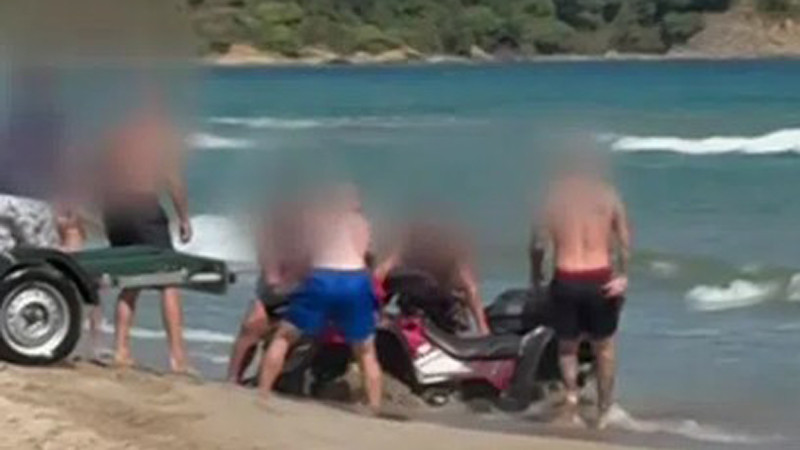 АТВ заседна на плажа на къмпинг „Смокиня”