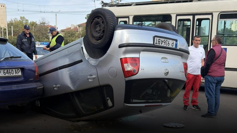 Кола се заби в тролей в Русе и се обърна по таван