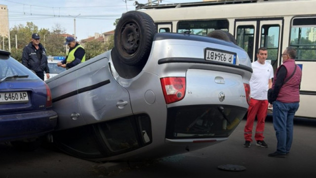 Кола се заби в тролей в Русе и се обърна по таван