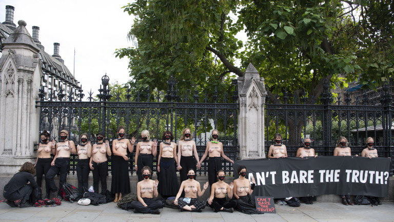 30 жени с голи гърди блокираха британския парламент