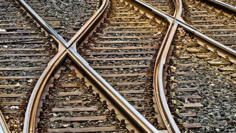 Изоставен на релсите автомобил е забавил движението на влака София - Силистра