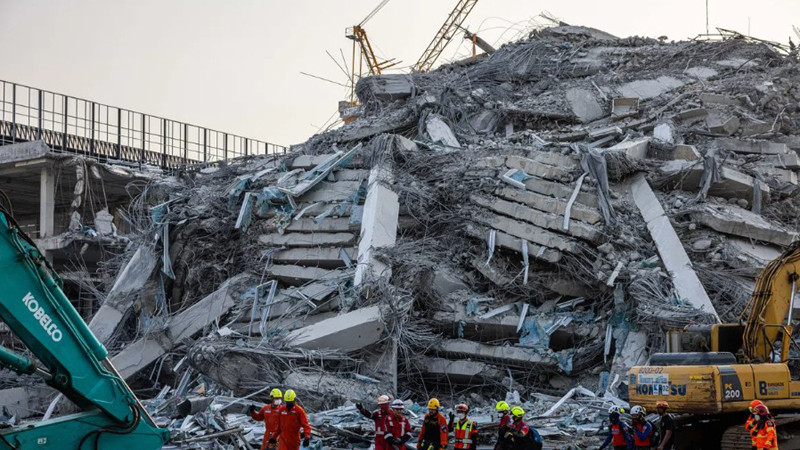 Училище се срути в Индонезия, има загинал и десетки ранени