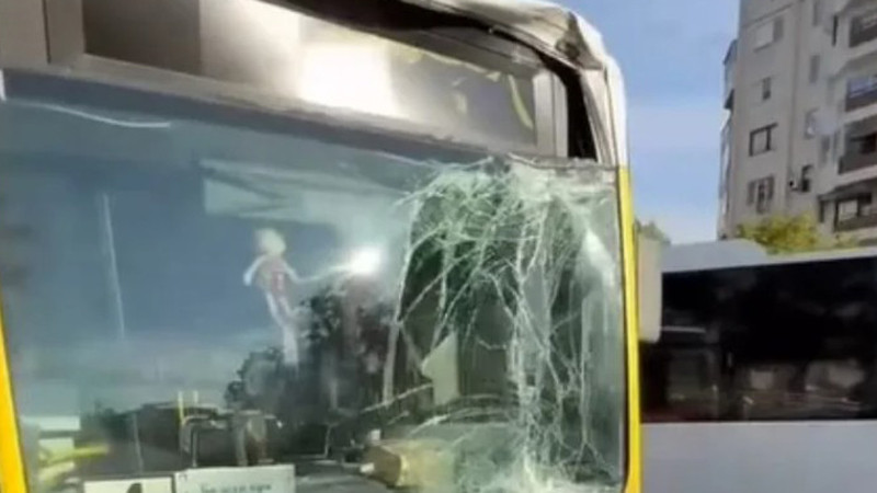 Два автобуса на градския транспорт се удариха челно в Пловдив. Има пострадали