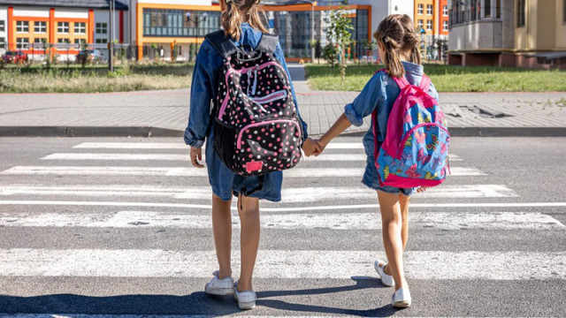 Родители да не връщат помощта за ученици при 5 неизвинени отсъствия за месец предлага МТСП