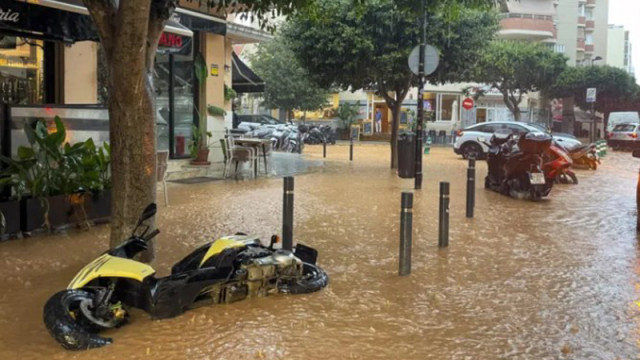 254 л/кв.м дъжд: Порои причиниха наводнения на испанския остров Ибиса, плажовете са затворени