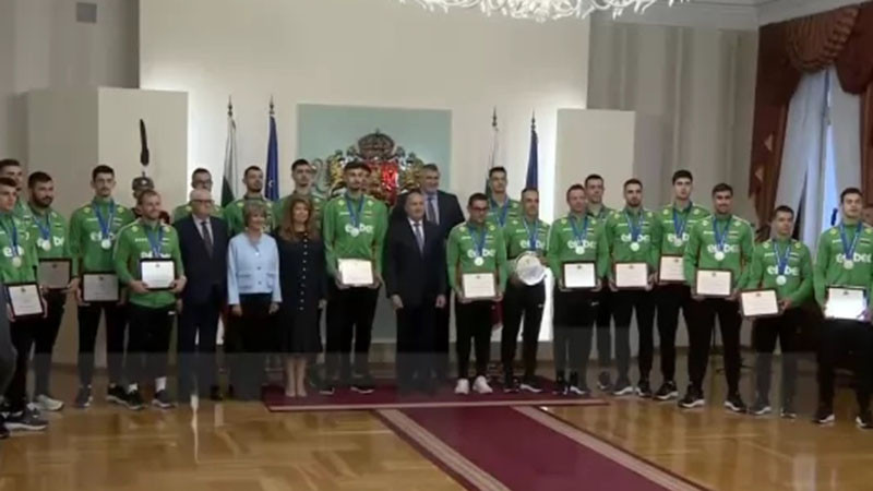 Президентът Румен Радев връчи почетни плакети на националите по волейбол