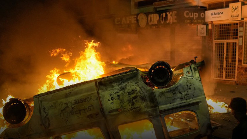 Двама души бяха убити при щурм на полицейски участък в Мароко