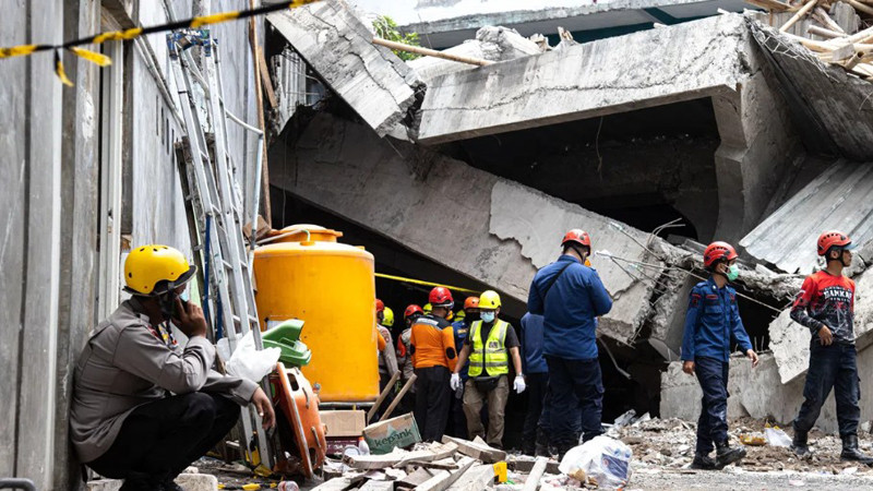 Извадиха живи петима души изпод развалините на срутилото се ислямско училище в Индонезия