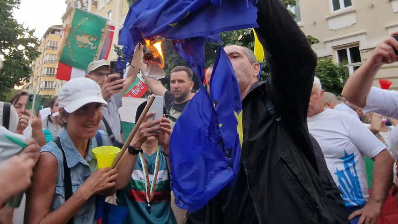 Престъпление против републиката: СГП предаде на съд мъж, запалил знамето на ЕС