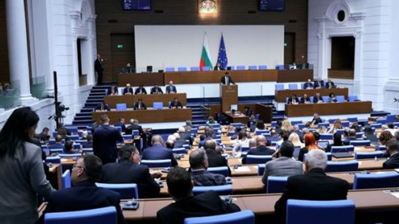 Депутатите ще работят "колкото трябва", за да вземат службите от Радев