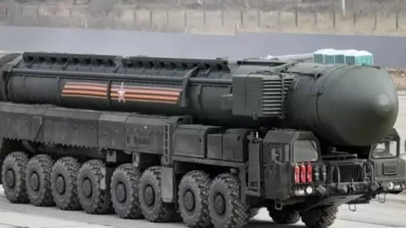 Defense Express: Лукашенко за първи път показа модел на пускова установка "Орешник"