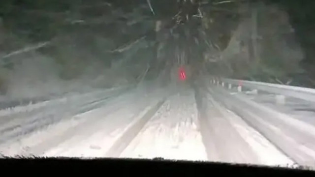 Силни пориви на вятъра и обилен "мокър" сняг оставиха селата в Кюстендилско без ток