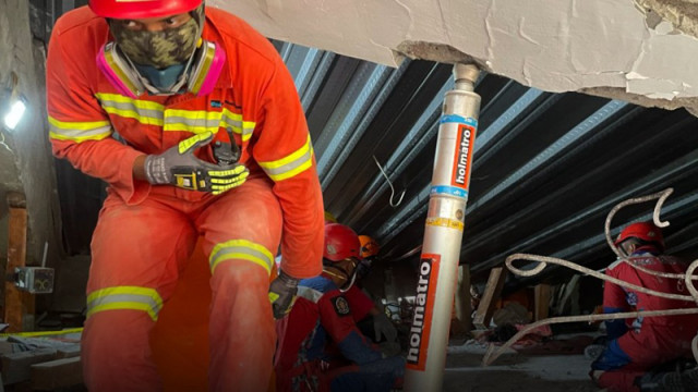 Увеличават се жертвите след срутването на индонезийското училище