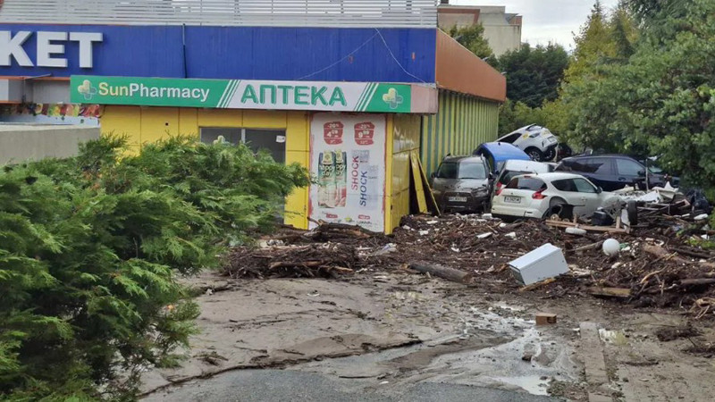 В "Елените" още няма ток, доброволци раздават храна и дрехи на засегнатите от наводнението