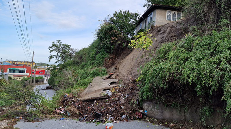 Започва оглед на къщите, които пропаднаха заради свлачище в Свищов