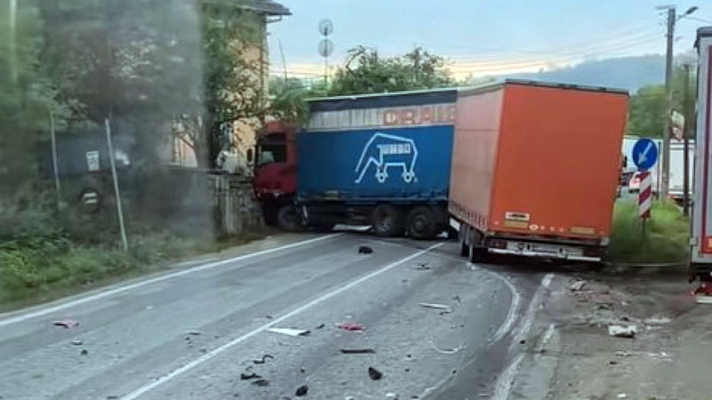 Джип и камион се сблъскаха в Прохода на Републиката