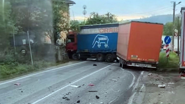 Джип и камион се сблъскаха в Прохода на Републиката