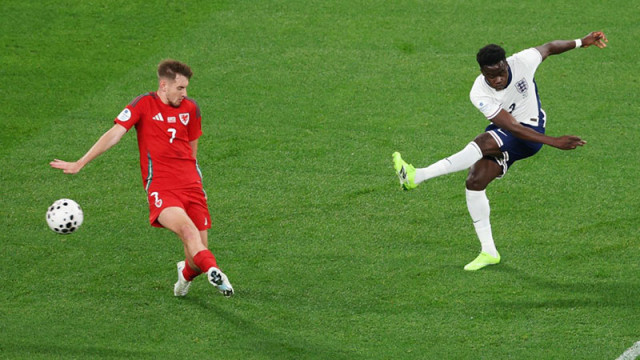 Англия изригна за 17 минути, а Сака написа история