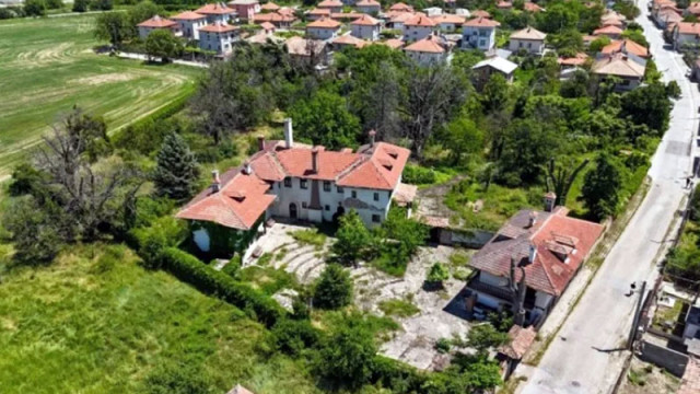 Петролният бос, купил Двореца в Баня, го превръща в музей