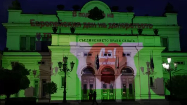 Емблематични сгради и места в цялата страна бяха осветени в зелено в Европейския ден на донорството