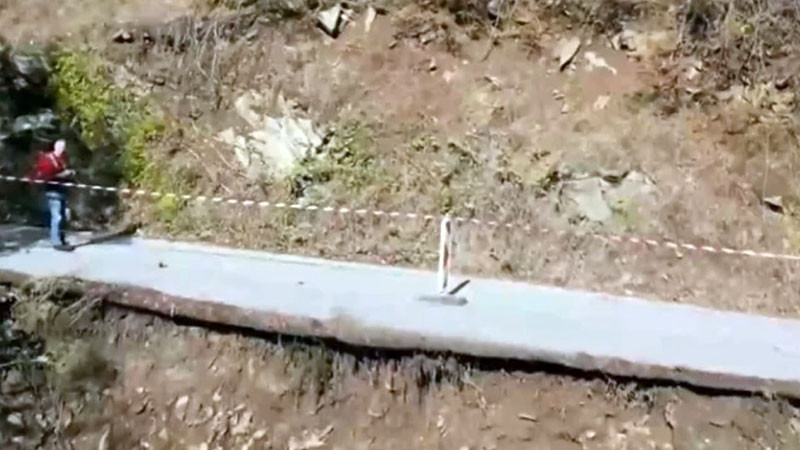 Свлачище заплашва да откъсне родопско село от света