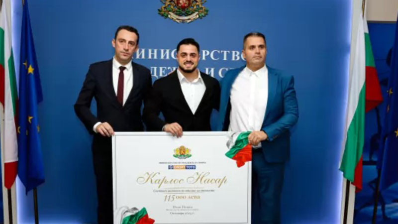 Министър Иван Пешев награди с парична премия световния шампион в щангите Карлос Насар