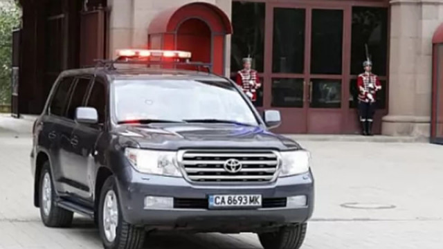 ДПС-НОВО НАЧАЛО: С „Лади“ и „Москвичи“ със сини лампи Радев иска да прави ПР на гърба на НСО