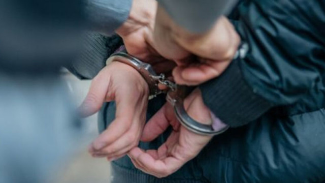 Задържаха двама насилници, пребили майките си