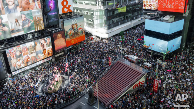 Протест от хиляди американски граждани срещу политиката на администрацията на