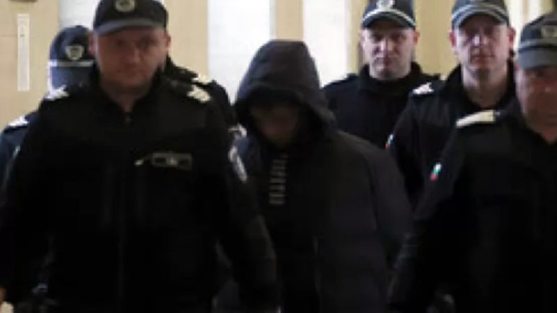 На 15-годишния, намушкал свой връстник в мол, му прилоша в съда, линейка го откара в "Пирогов"