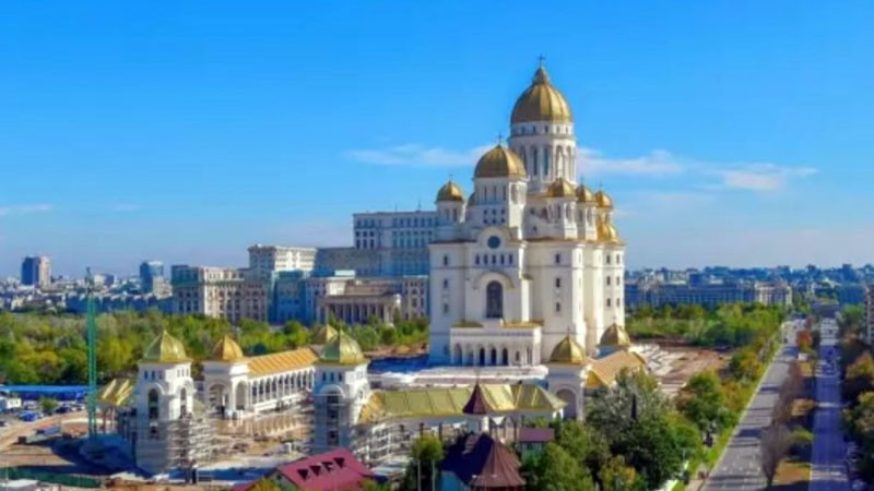 Десетки хиляди се стекоха в Букурещ на освещаването на най-големия православен храм в света