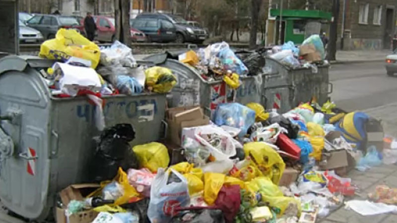 Задълбочава се кризата с боклука в софийските райони „Люлин“ и „Красно село“, кметът Терзиев мълчи