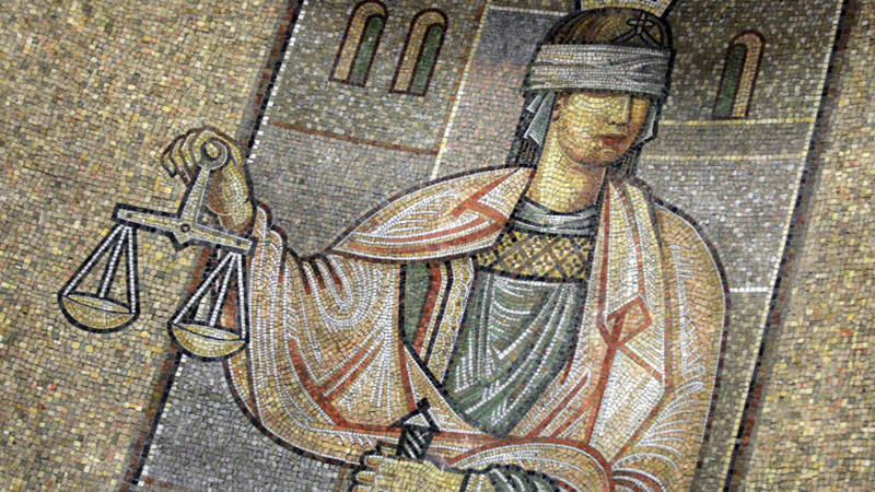 Съдят мъж, опитал да прекара нелегално през границата златни бижута за 223 000 лв.