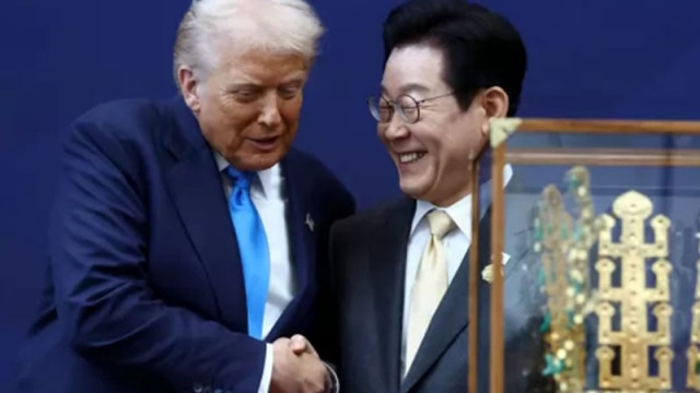 В Южна Корея: Подариха на Тръмп златна корона, той обеща да намали напрежението между Сеул и Пхенян