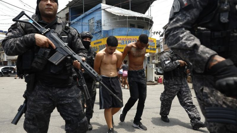 Над 40 тела лежат по улиците на Рио де Жанейро след вчерашната полицейска операция