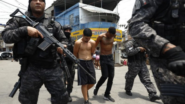 Над 40 тела лежат по улиците на Рио де Жанейро след вчерашната полицейска операция