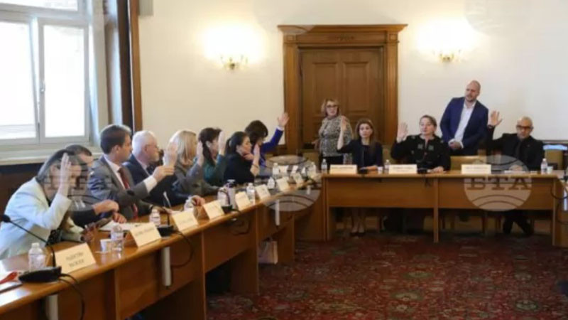 Парламентарната комисия по социалната политика не прие да отпаднат "празничните понеделници"